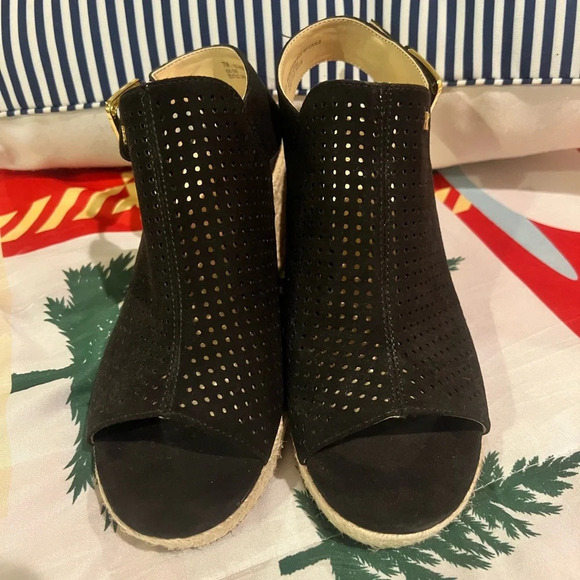 Liz Claiborne EUC Worn Once Size 7 Black Peep Toe Platform Sandals with Buckle - Picture 2 of 7